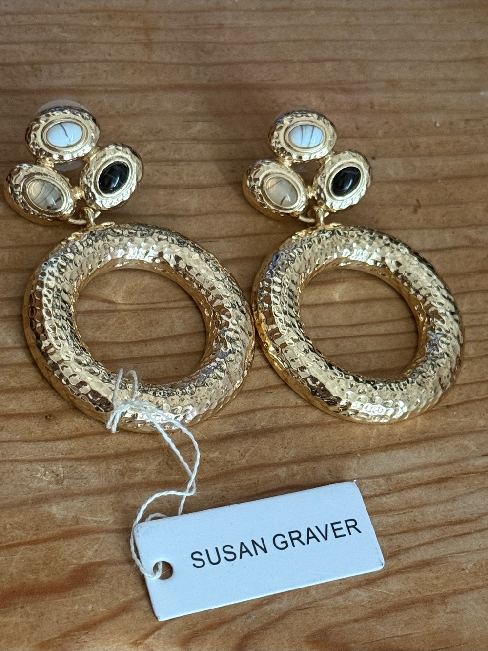 NIB Susan Graver Gold Tone Hammered Open Circle Cabochon Statement Drop Earrings